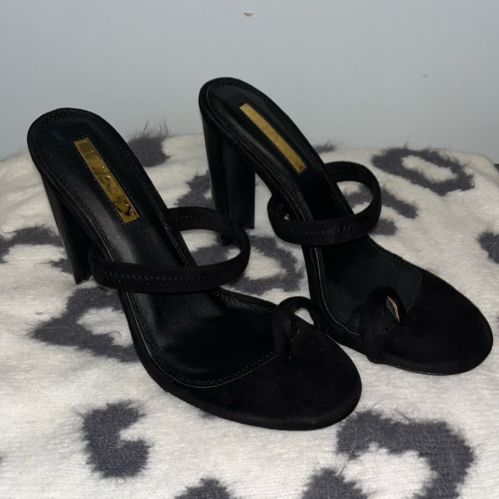 Iliana Heels Women’s Black Toe Strap Heels Suede Feel Never Worn Sz 8.5